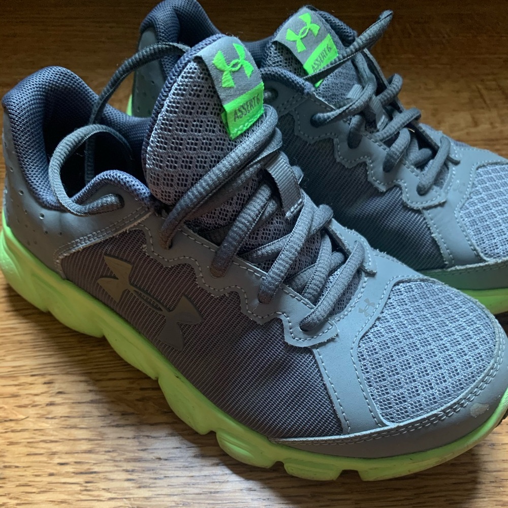 Under Armour Grey/green shoes size 2.5
